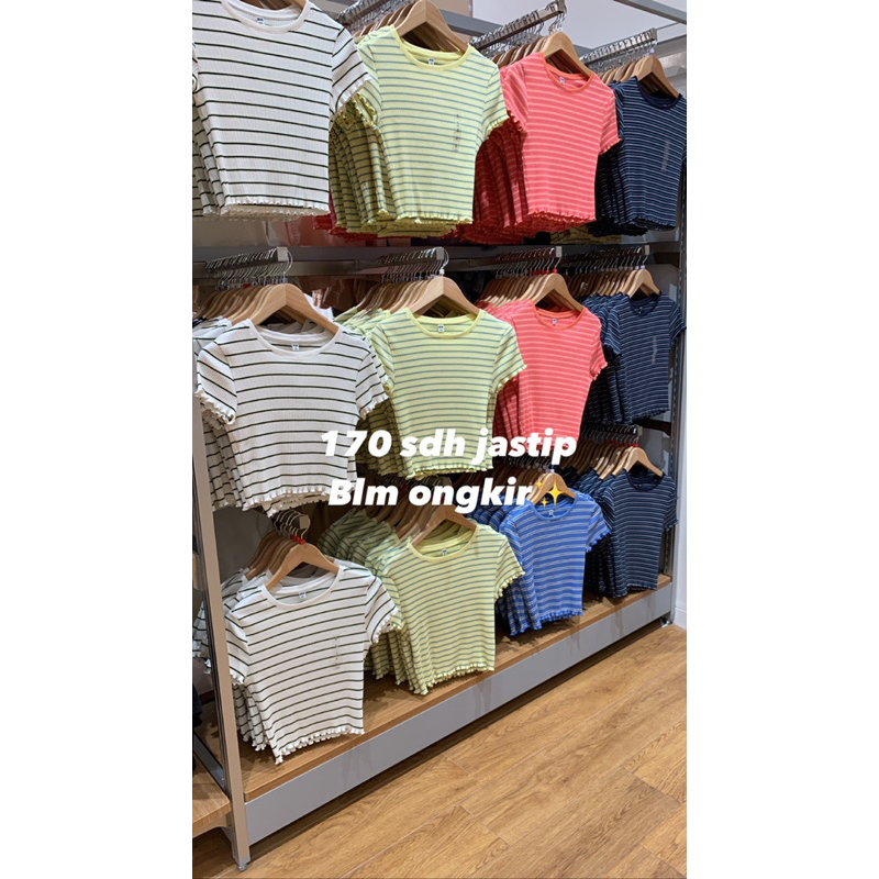 Uniqlo T-Shirt Crop Rib Frill Garis