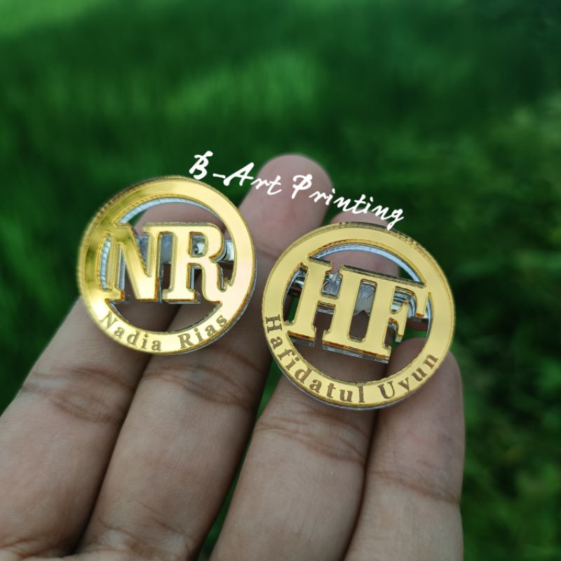 BROS NAMA BULAT GRAFIR NAMA PIN NULAT INISIAL PLUS NAMA GRAFIR /BISA JUGA UNTUK BROS HIJAB/NAMATAG Custom Bross Outline / Bross Custom / Nama Custom Akrilik
