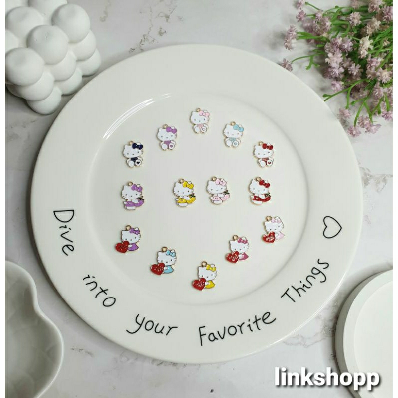 CHARM ENAMEL BANYAK MOTIF HELLO KITTY