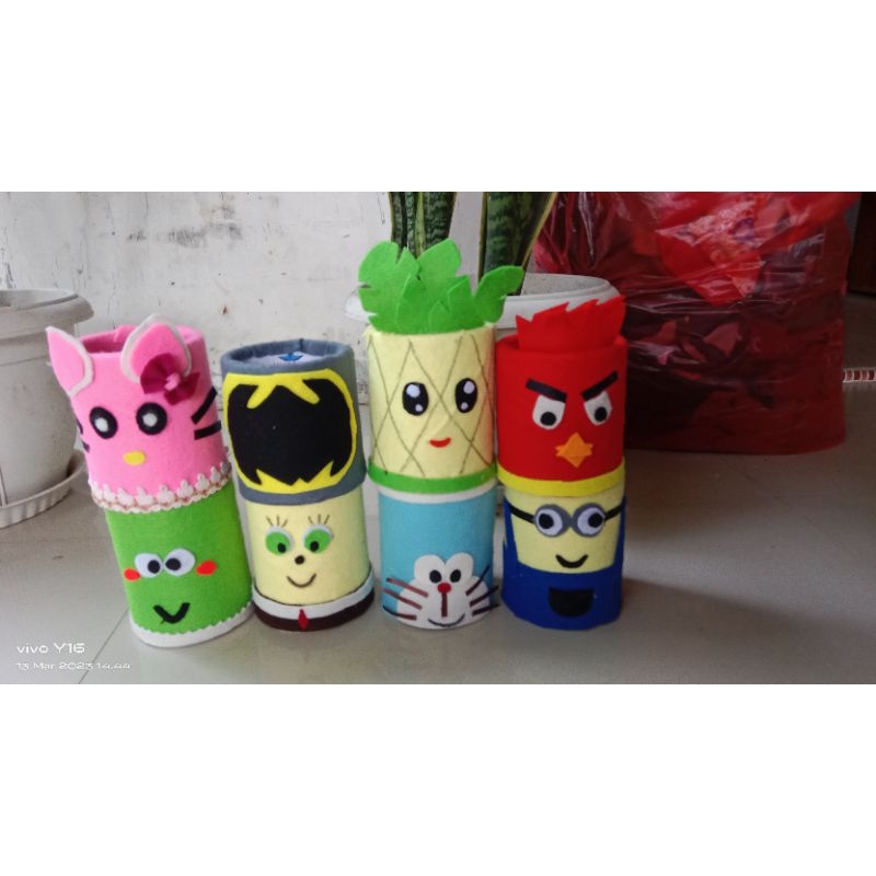 

tempat pensil dari flanel / tempat pensil dari barang bekas / tempat pensil dari gulugan solasi /tempat pensil dari barang bekas