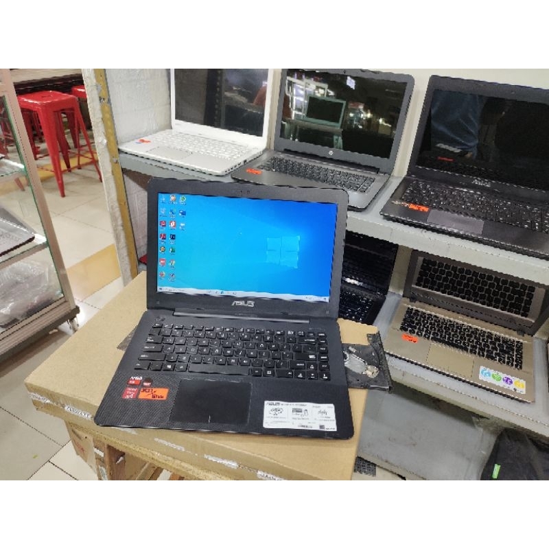 Laptop Leptop Asus X454Y AMD A8 RAM 4GB SSD 240GB Mulus seperti Baru