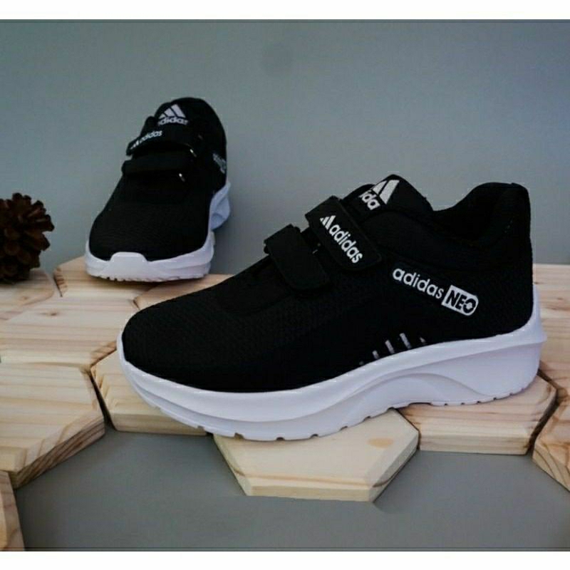 Sepatu sekolah Adidas Anak