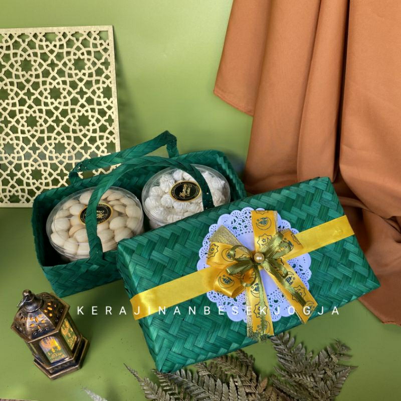 

SPESIAL HAMPERS LEBARAN | SEPASANG BESEK JINJING 15X30 WARNA HIAS LEBARAN MUAT TOPLES BULAT 500GR 2PCS/ tas besek besek hias besek cantik besek kue