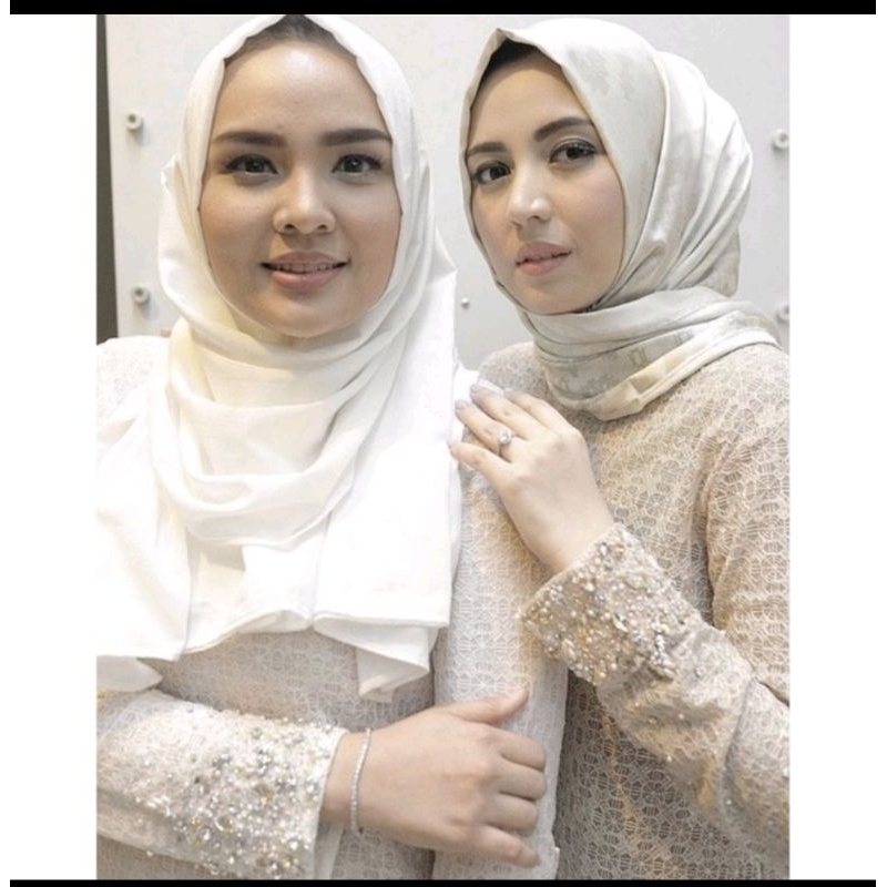 Anasya Top Ria Miranda Broken White