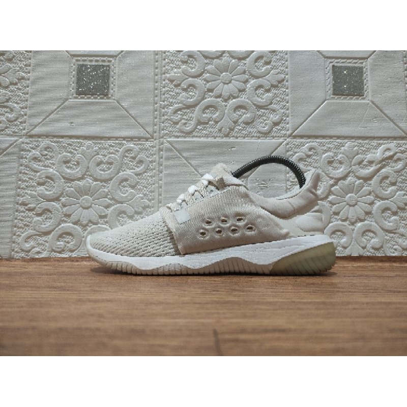 sepatu bekas asics gel kenun size 39