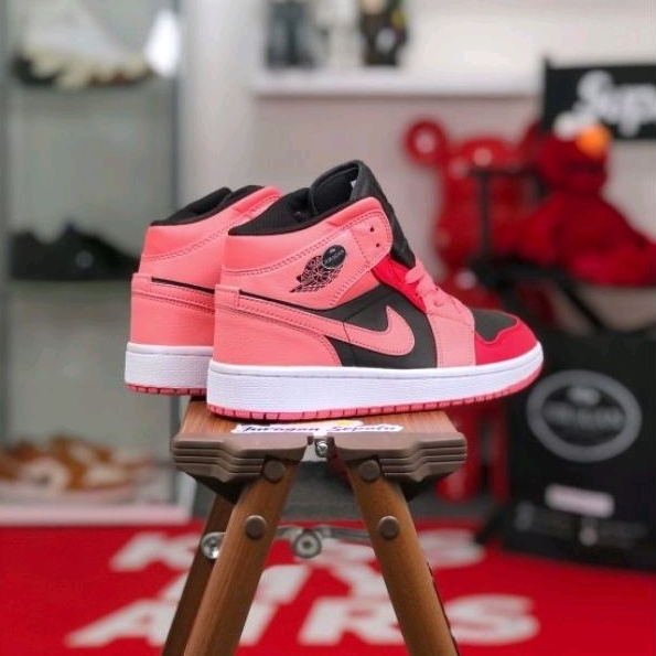 Nike Air Jordan 1 Mid &quot;Coral Chalk&quot;