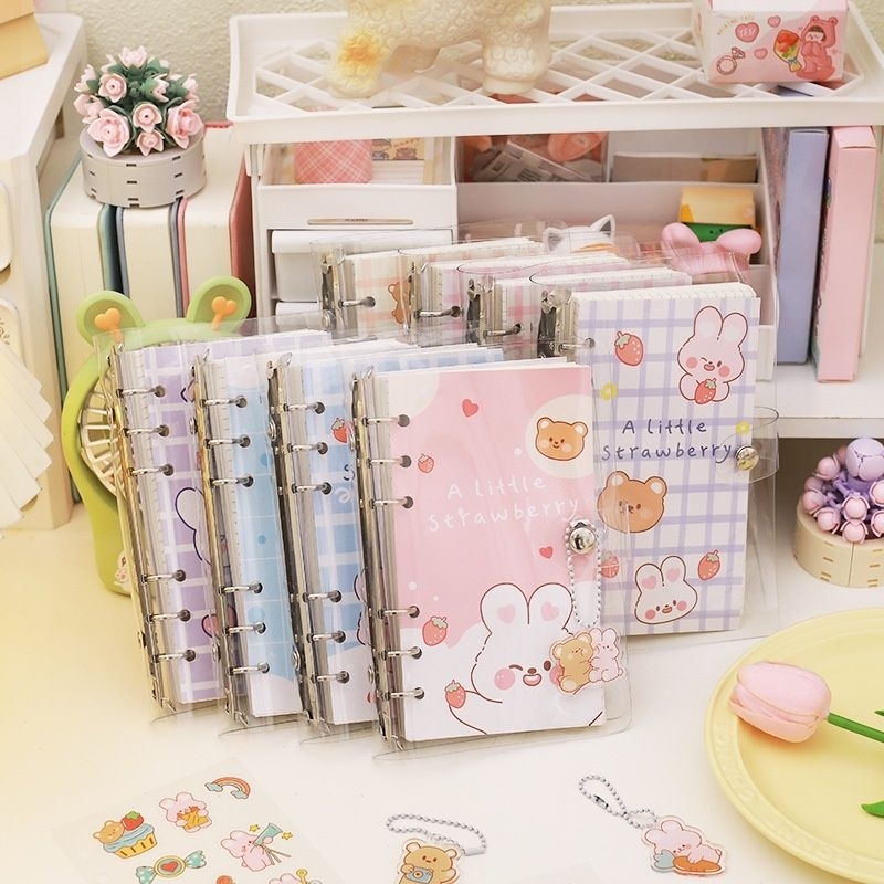 BUKU BINDER 100 HALAMAN PAKET STIKER DAN GANTUNGAN KUNCI 6 RING UKURAN A6/ BUKU BINDER STIKER/ BUKU BINDER CUTE/ BUKU BINDER GANTUNGAN KUNCI/ BUKU BINDER BERUANG/ BUKU BINDER KELINCI