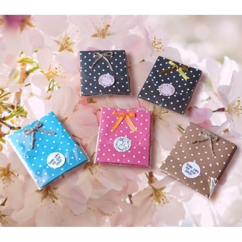 

Amplop Lebaran /Amplop Keren /amplop Angpau/AMPLOP SERBAGUNA/amplop keren/natal/imlek/motif POLKA & SALUR