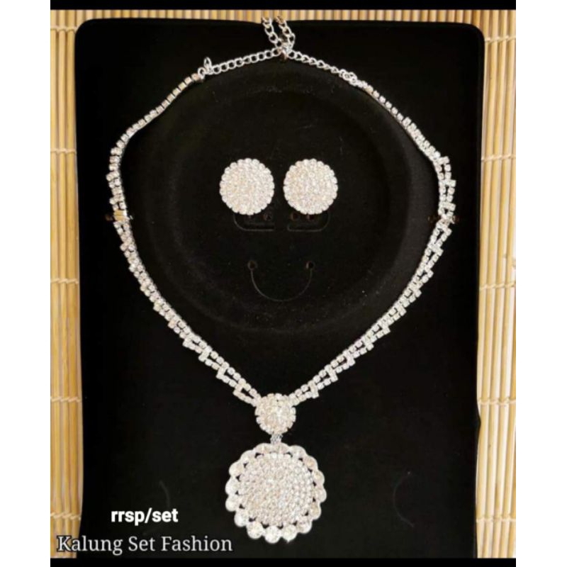 SALE Kalung mewah Fuji Aurel ayu tingting NBC.MEDAN ,cantik best seller,cocok buat nikahan,pesta,ulangtahun kado dll