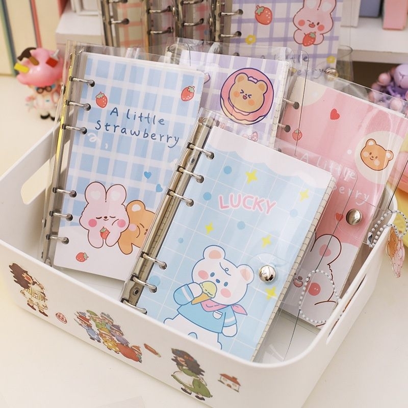 BUKU BINDER 100 HALAMAN PAKET STIKER DAN GANTUNGAN KUNCI 6 RING UKURAN A6/ BUKU BINDER STIKER/ BUKU BINDER CUTE/ BUKU BINDER GANTUNGAN KUNCI/ BUKU BINDER BERUANG/ BUKU BINDER KELINCI