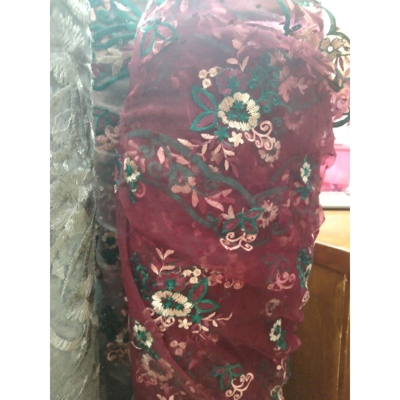KAIN ORGANZA BORDER WARNA
