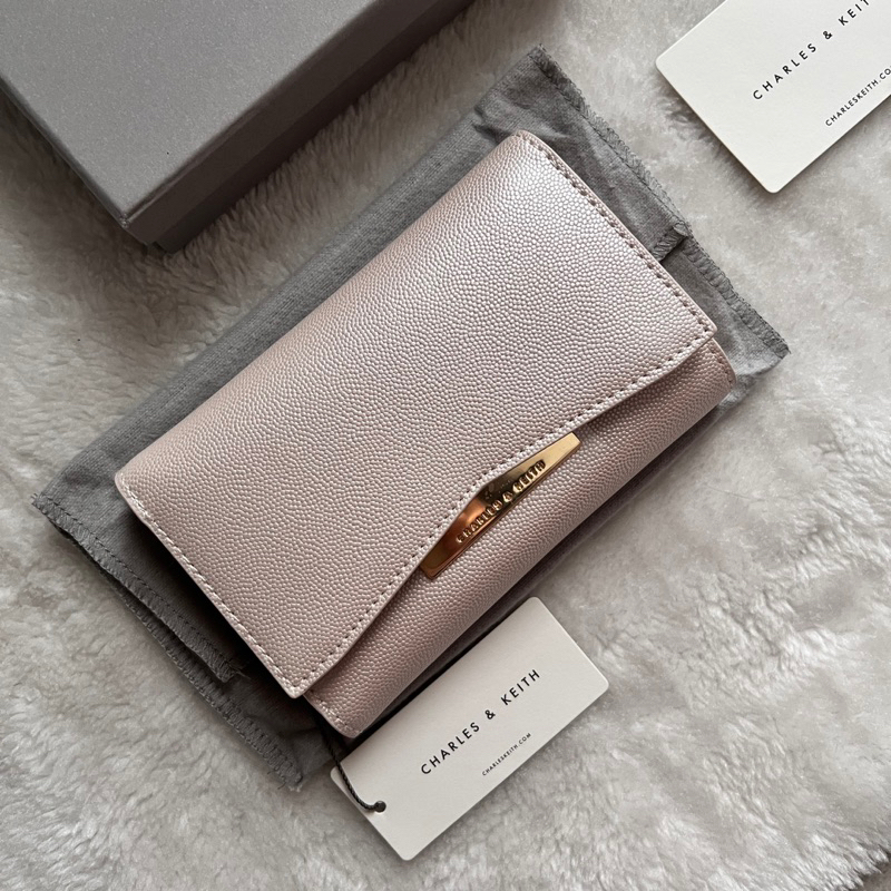 Dompet Charles And Keith Metallic Accent Short Wallet Pearl Brand New