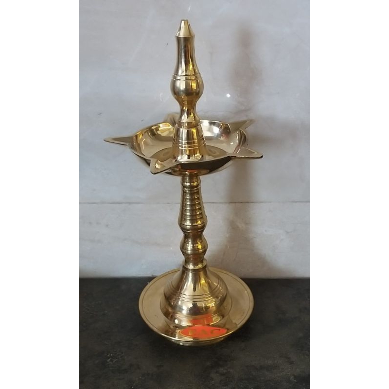 Jyotir lampu saksi Pada altar sembahyang India