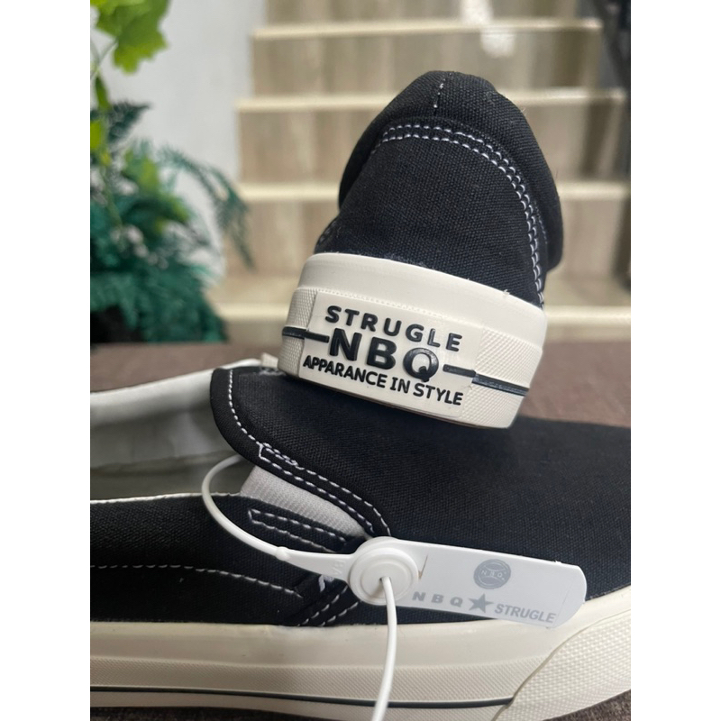 NBQ STRUGLE - sepatu slipon black white clasik sneaker pria wanita