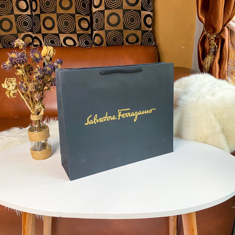 

Paper Bag Salfatore Ferragamo Hitam Paperbag Kado Box Flatshoes atau Sandal