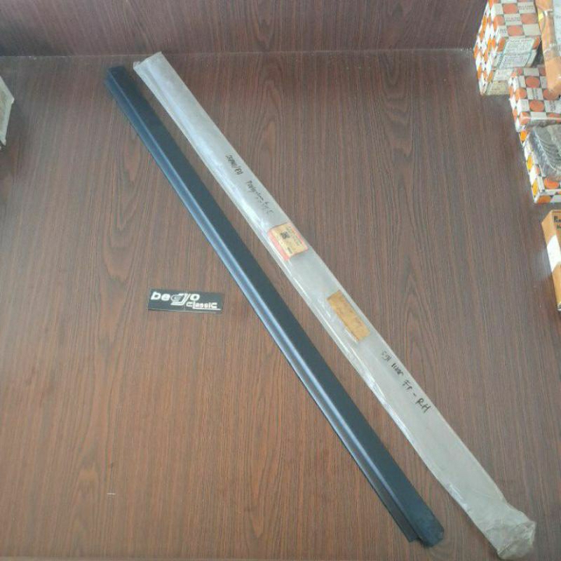 karet pelipit kaca pintu depan luar bagian kanan RH DAIHATSU ZEBRA ESPASS S-91 S-92 ori original DAI