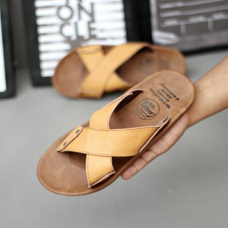 CEVANY XMIN Tan (KULIT ASLI) Sandal Kulit Pria Casual Santai Kerja Sendal Slide Ringan Anti Licin