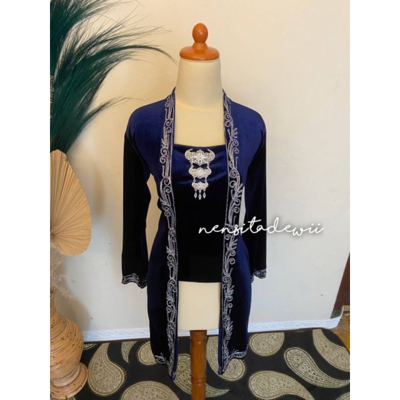 Kebaya Bordir Panjang, Model Kutubaru - Warna Navy (Bordir Silver)