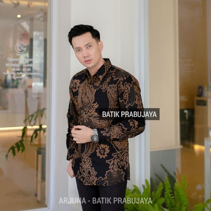 ARJUNA Kemeja Batik Slimfit Pria Modern Premium Lengan Panjang Terbaru - Baju Hem Batik Pria Hitam Tangan Panjang Cowok Kondangan Pesta Kerja