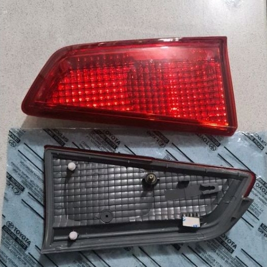 Reflektor Bagasi pintu belakang Toyota Avanza 2015-2018 kanan atau kiri
