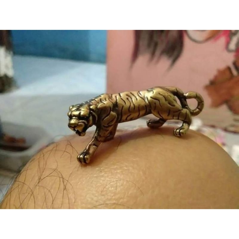 Patung  macan kuningan