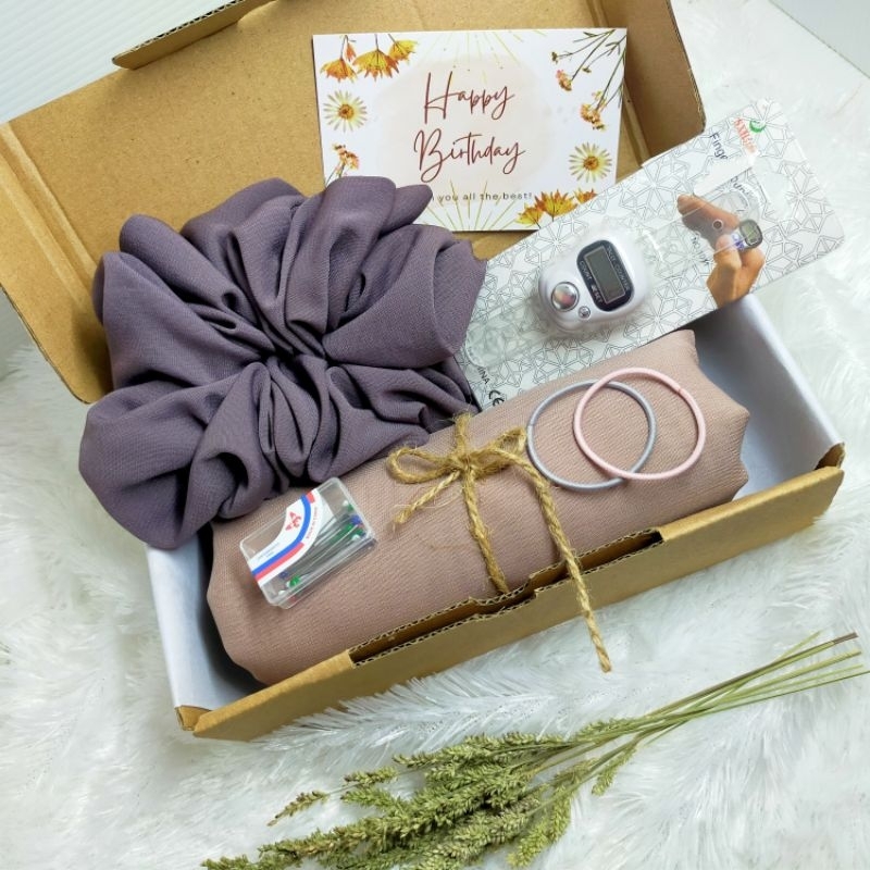 

Paket Cute Hampers Hijab Murah Meriah Kado Ulang Tahun Cewek Hampers Lebaran