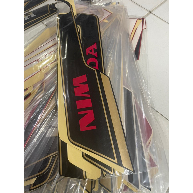 STIKER STRIPING MOTOR WIN 1984 HITAM GOLD