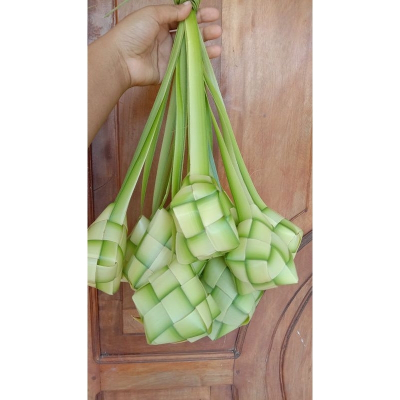 kulit ketupat/cangkang ketupat kosong/ketupat janur/ketupat daun kelapa