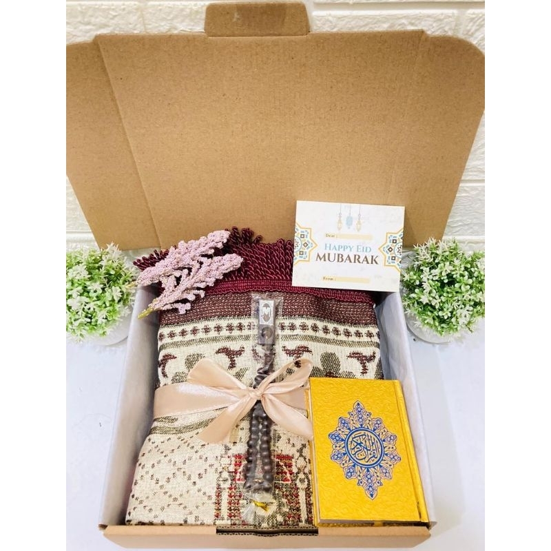 

Kado Pernikahan Hampers Sajadah Alquran / Hampers Wedding/ Kado Ulang Tahun