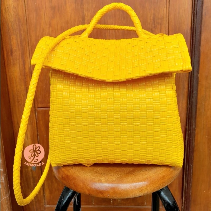 TAS ANYAMAN PLASTIK JALI PREMIUM MINOLEA TUTUP MAGNET SELEMPANG SIZE S KUNING