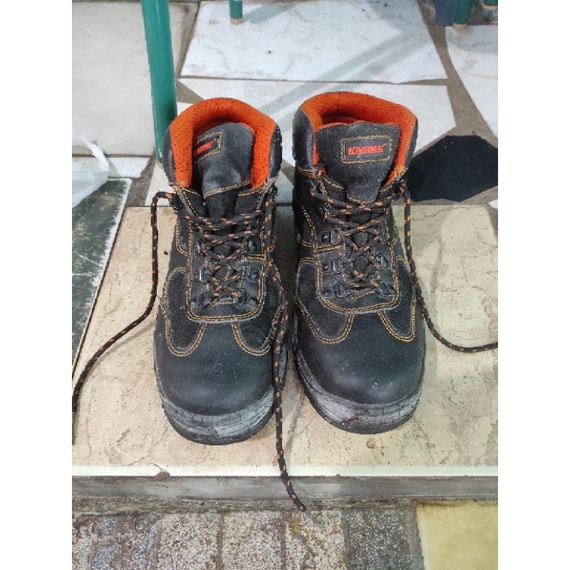 Sepatu Proyek Ujung Besi / Sepatu Safety Krisbow Second