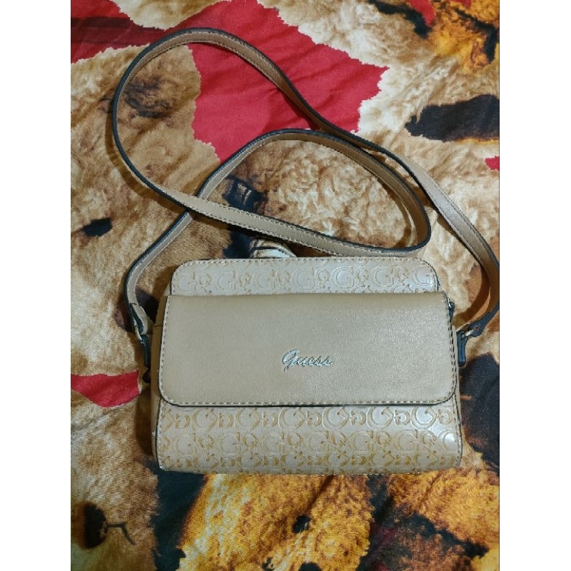 Preloved Sling bag guess