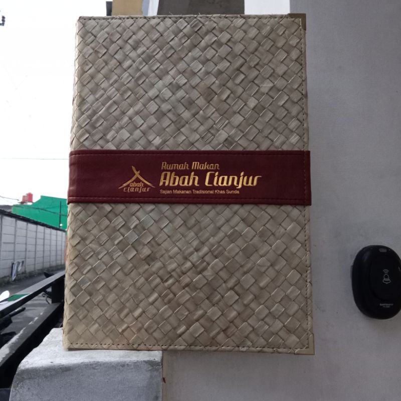 

Cover menu bahan pandan ukuran A4 model ring binder