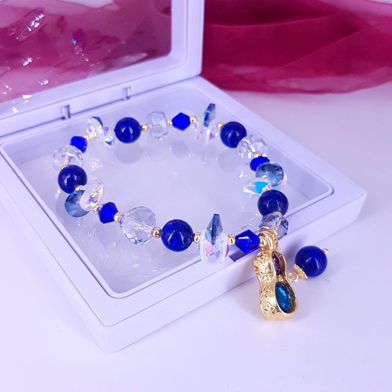 Gelang kristal semi swaroski fashion serut,sudah ikut box,warna bening bling bling ya, bewarna jika kena cahaya