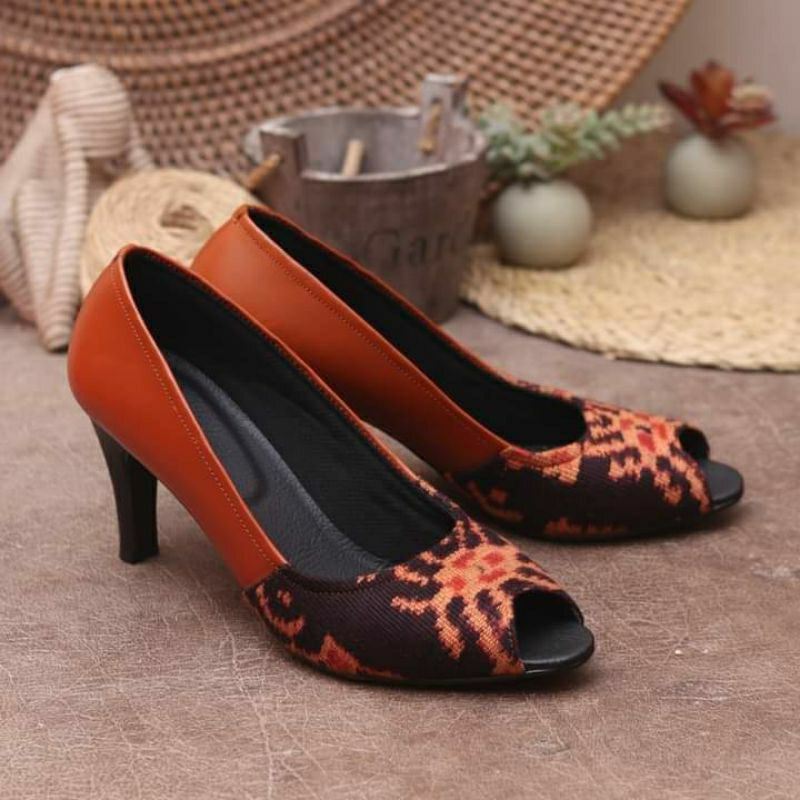 HEELS 7 CM, HEELS TENUN NTT, HEELS ETNIK, SEPATU ETNIK, SEPATU TENUN NTT,  SEPATU HANDMADE KULIT