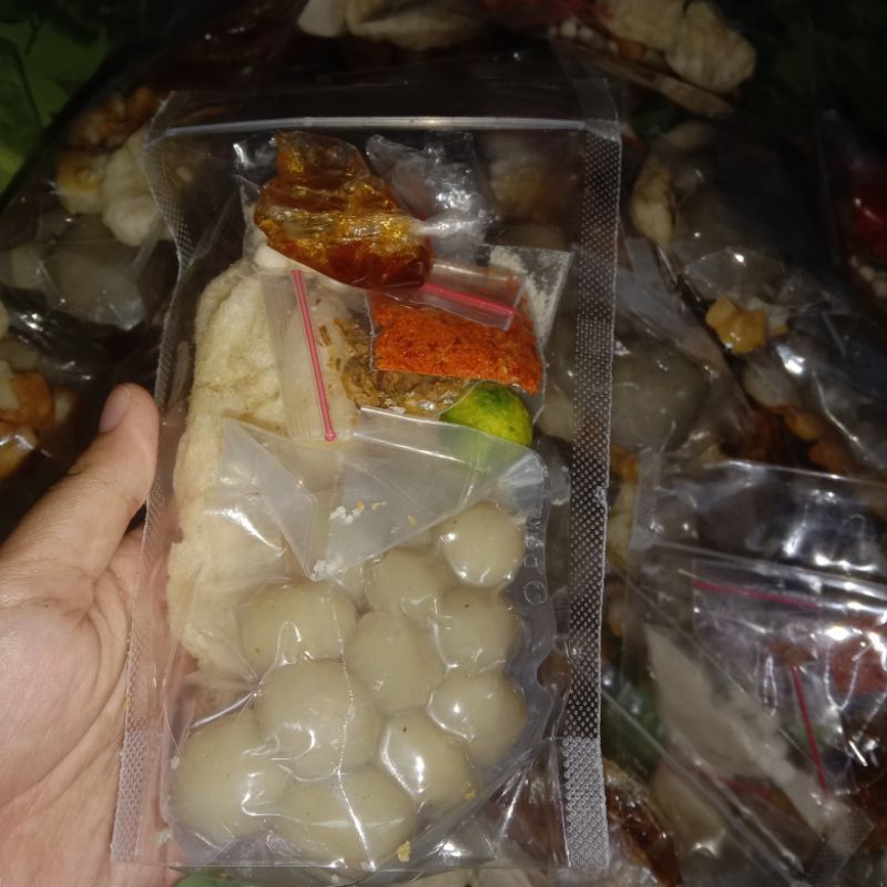 

Baso Aci isi 10 butir isi ayam suwir pedas
