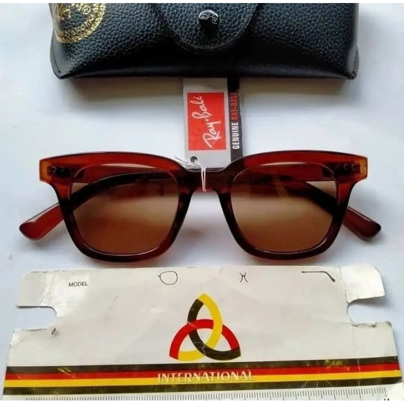 Wayfarer sunglassesBrand: Raybali FW524
Made in italy
Frame optyl (sangat tebal & kokoh)
Engsel besi