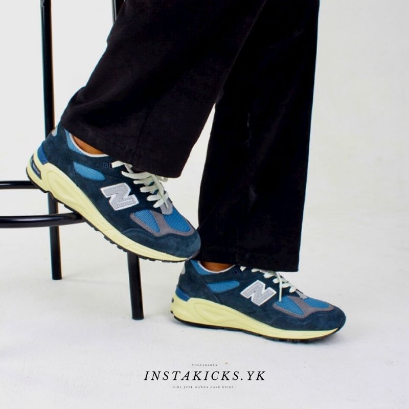 SEPATU SNEAKERS NB 990 V2 NAVY WHITE