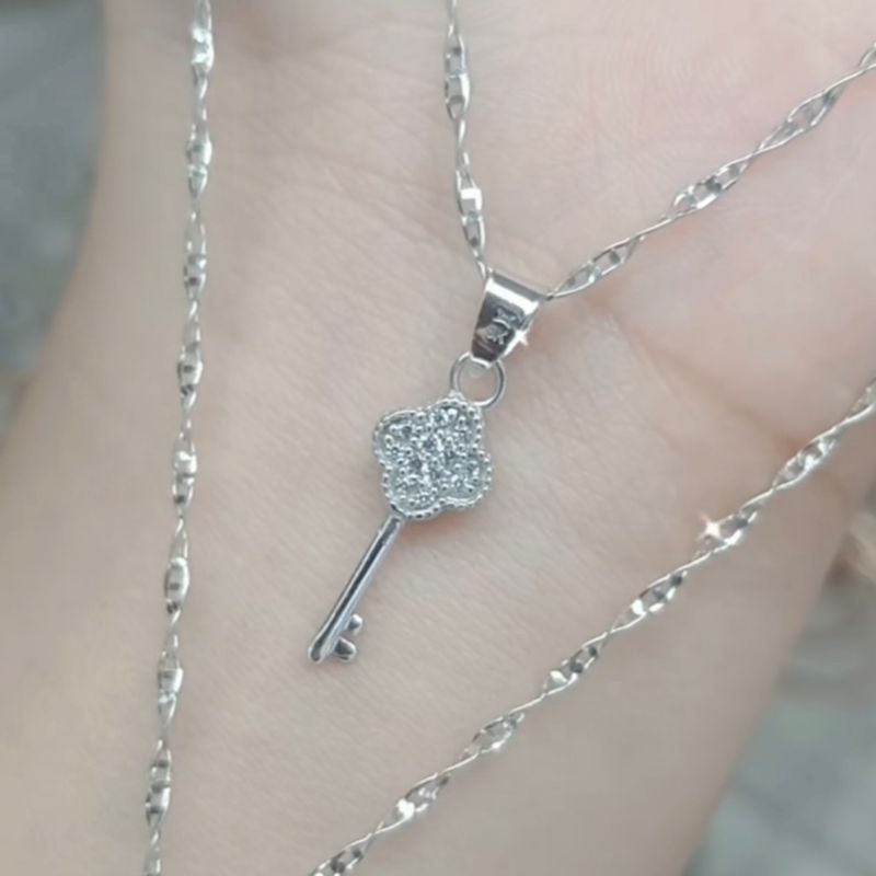 liontin fashion kunci (Putih 375/8k)