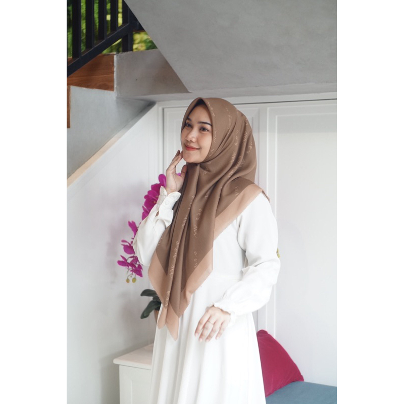 Scarf Lontara "Sipakainge" coklat