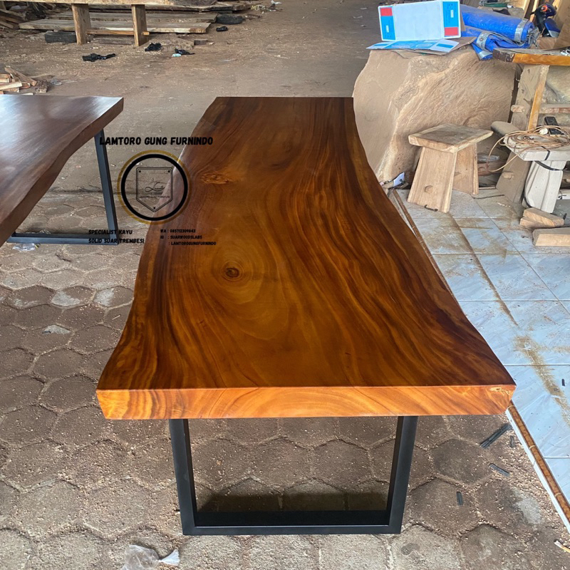 Meja Makan solid trembesi kaki besi