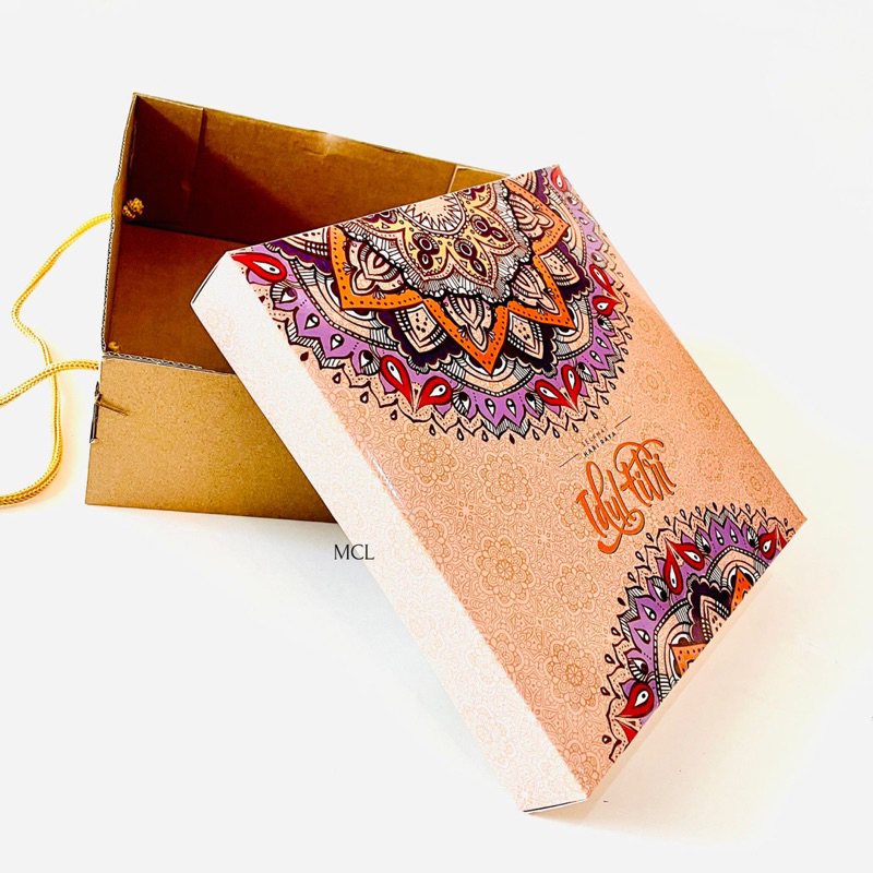 

Box kue uk 22x22x8cm Tema Eid / Idul Fitri Mandala Peach