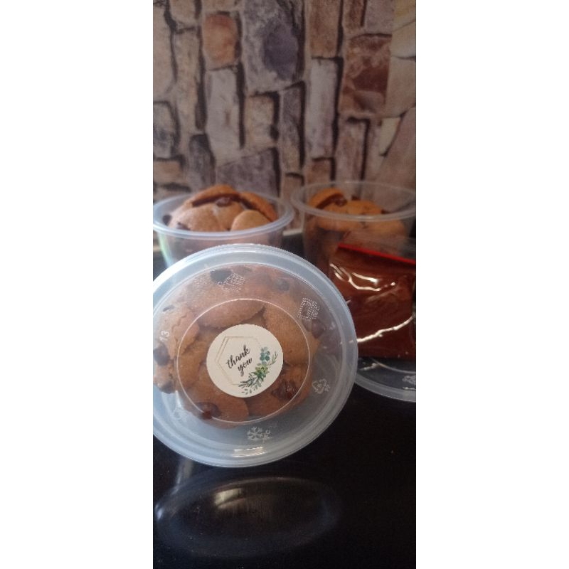 

MiniChips Cookies w chocolate sauce