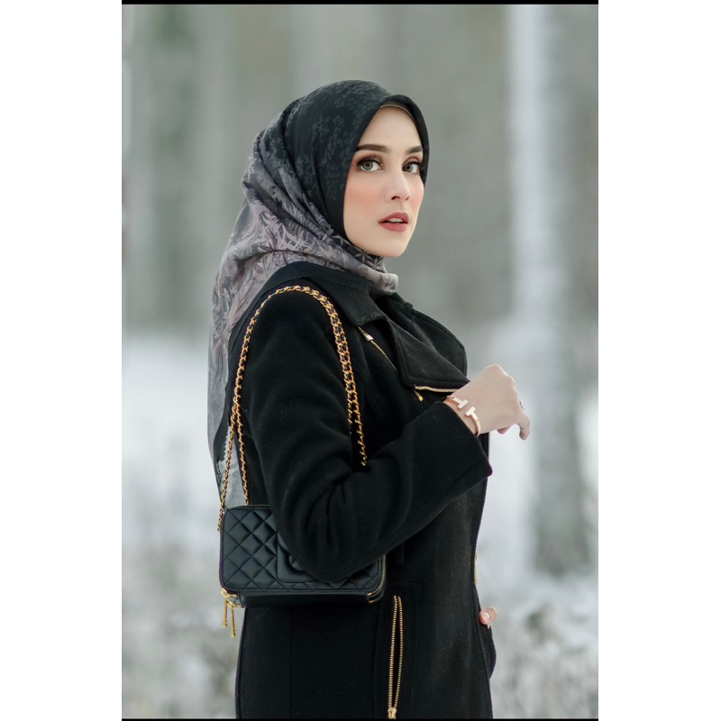 buttonscarves Disney's Frozen Square - Black