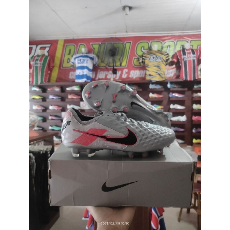 sepatu bola Nike Tiempo8