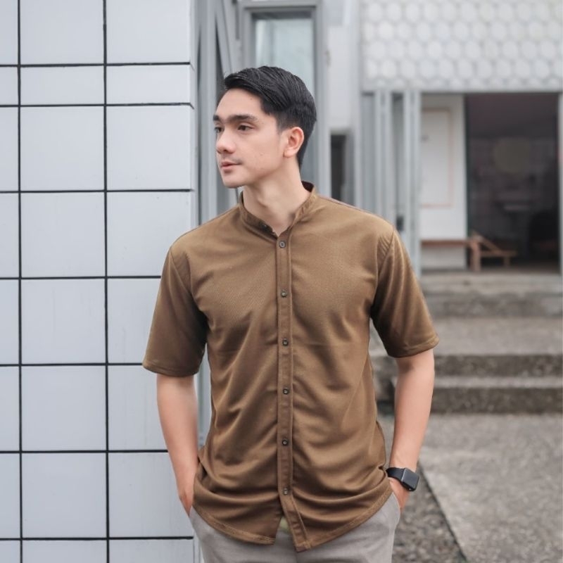 Kemeja Pria Polos Slimfit Lengan Pendek