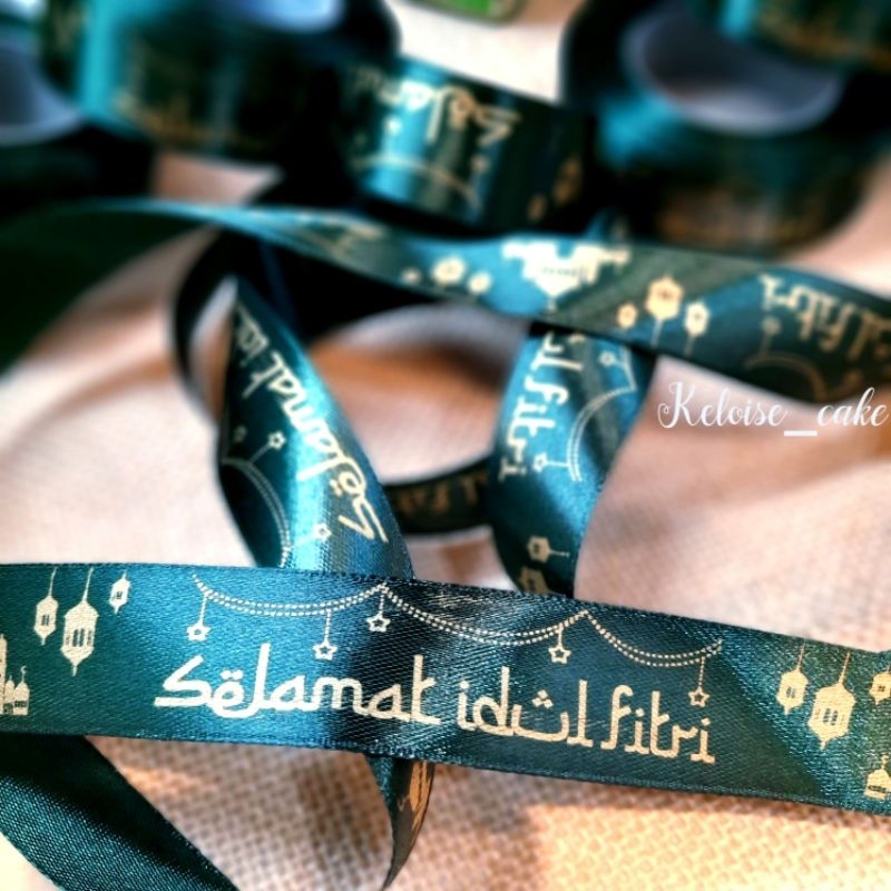 

PITA SATIN IDUL FITRI WARNA HIJAU BOTOL UKURAN 2,5 CM-PANJANG 18 METER