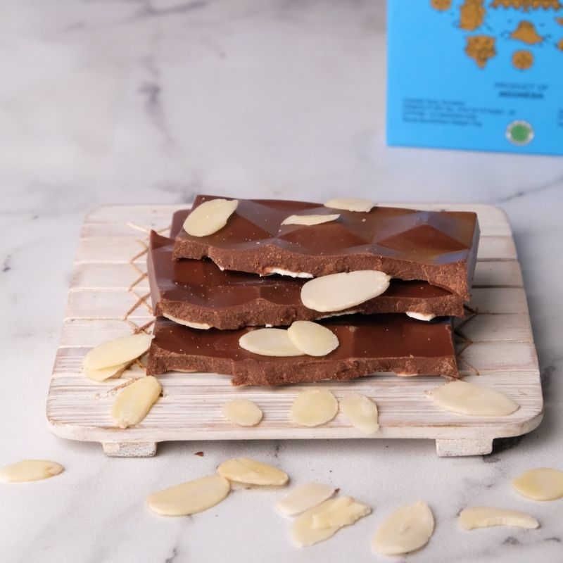 

LILE CHOCOLATE Sumatra Milk Chocolate 48% Roasted Almond Bar 70gr