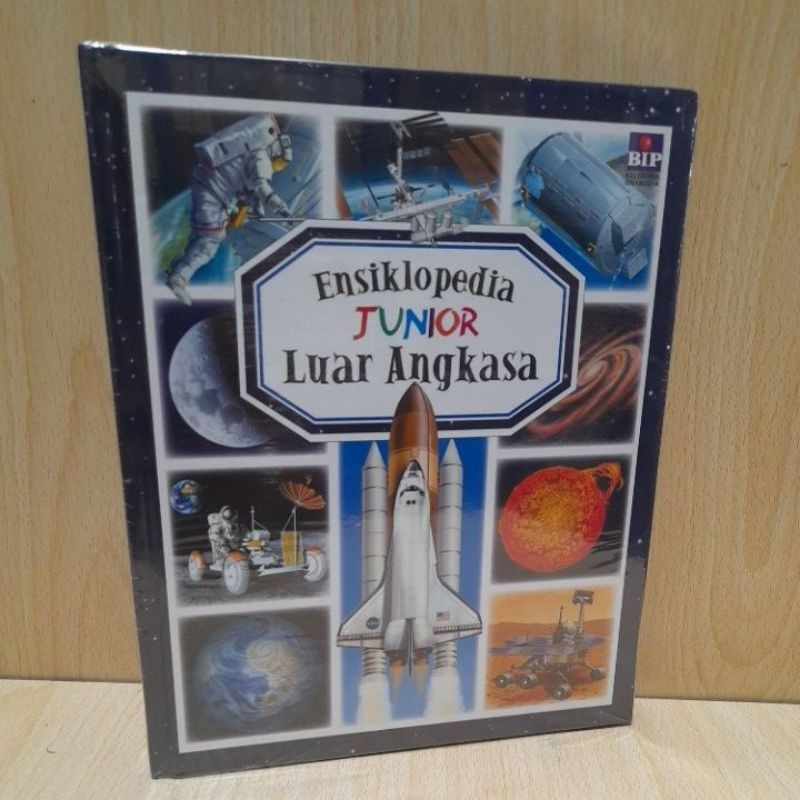 Buku anak Ensiklopedia Junior Luar Angkasa.