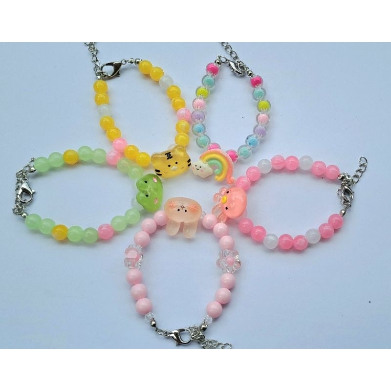 Gelang Anak Perempuan dilengkapis dengan charm dan bisa adjustable